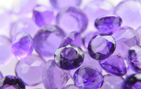 Kristallikammiohoidossa saat nauttia erilaisten kristallien energiasta ja voimasta.
